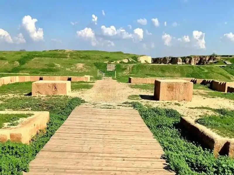 کاخ آپادانا شوش جاذبه مهم هخامنشیان است