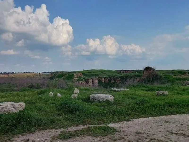 بقایای کاخ آپادانا شوش در خوزستان